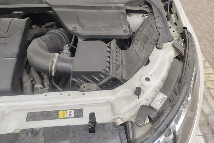 Used Land Rover Discovery Sport 2018 240 PS SE Version Engine Bay Left