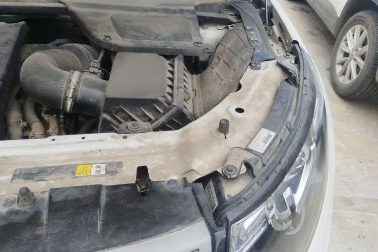 Used Land Rover Discovery Sport 2018 240 PS PURE Edition Engine Bay Left