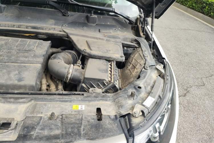 Used Land Rover Discovery Sport 2018 240 PS SE Version Engine Bay Left