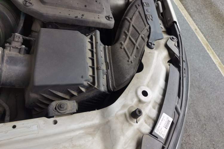 Used Land Rover Discovery Sport 2018 240 PS SE Version Engine Bay Left