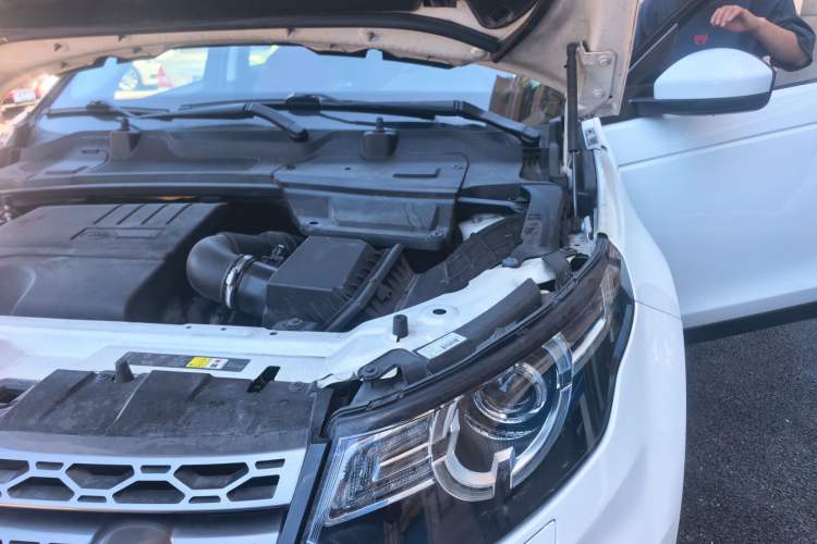 Used Land Rover Discovery Sport 2018 240 PS SE Version Engine Bay Left