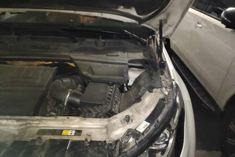 Used Land Rover Discovery Sport 2018 240 PS HSE LUXURY Edition Engine Bay Left