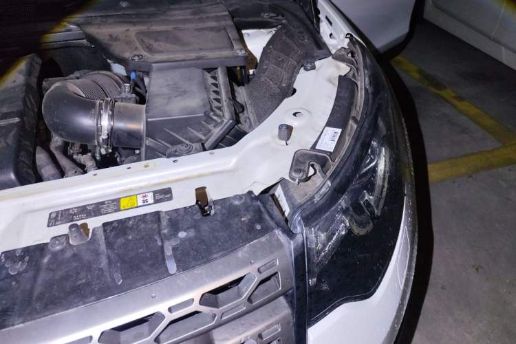 Used Land Rover Discovery Sport 2018 240 PS SE Version Engine Bay Left