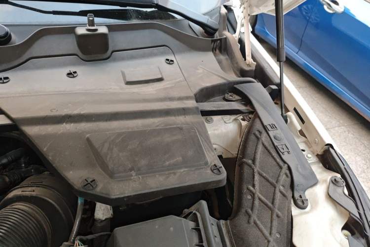 Used Land Rover Discovery Sport 2018 240 PS SE Version Engine Bay Left