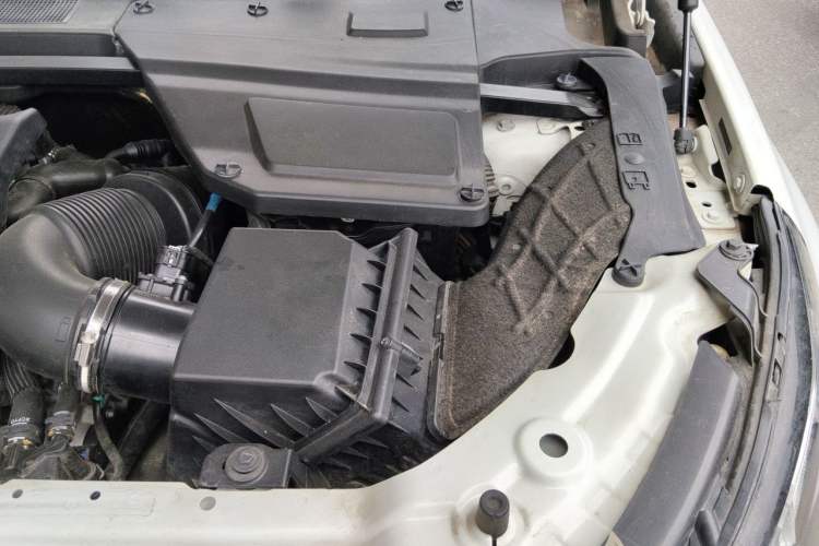 Used Land Rover Discovery Sport 2018 240 PS SE Version Engine Bay Left