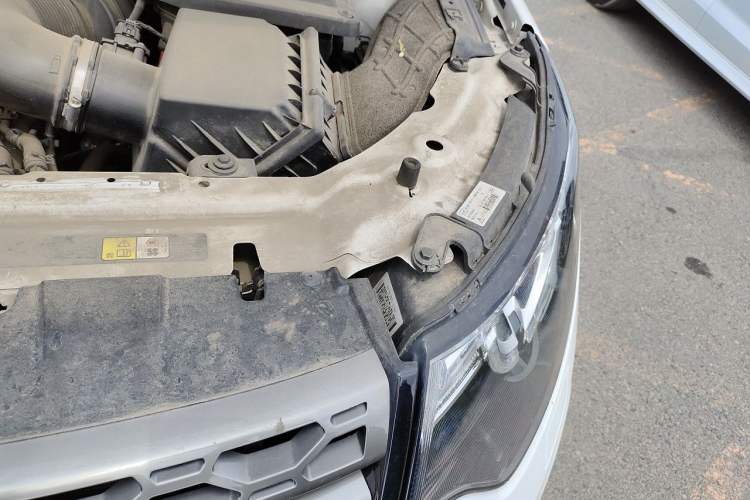 Used Land Rover Discovery Sport 2018 240 PS SE Version Engine Bay Left