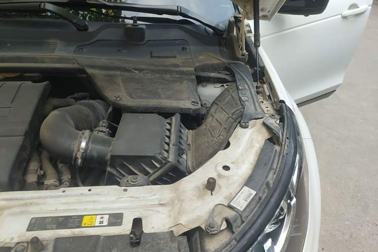 Used Land Rover Discovery Sport 2018 240 PS SE Version Engine Bay Left