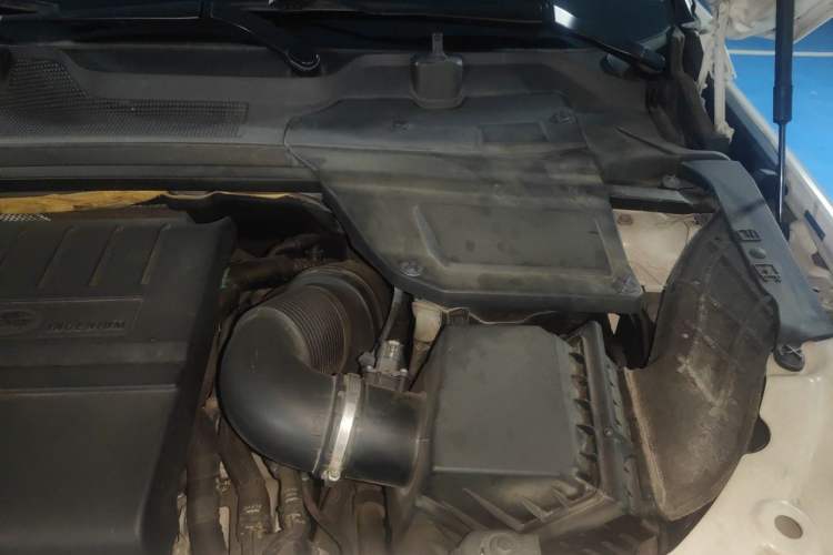 Used Land Rover Discovery Sport 2018 240 PS HSE Version Engine Bay Left