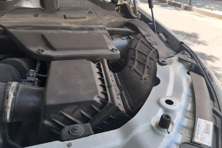 Used Land Rover Discovery Sport 2018 240 PS SE Version Engine Bay Left