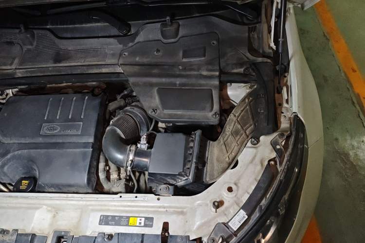 Used Land Rover Discovery Sport 2018 240 PS SE Version Engine Bay Left