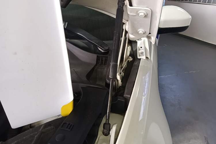 Used Land Rover Discovery Sport 2018 240 PS SE Version Engine Bay Left