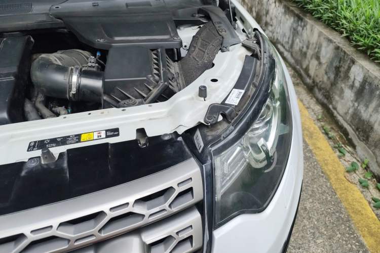 Used Land Rover Discovery Sport 2018 240 PS SE Version Engine Bay Left