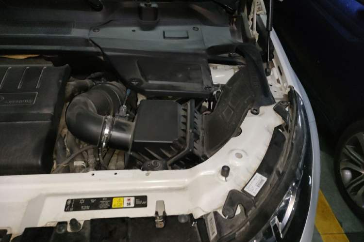 Used Land Rover Discovery Sport 2018 240 PS SE Version Engine Bay Left