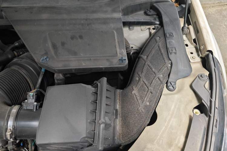 Used Land Rover Discovery Sport 2018 240 PS SE Version Engine Bay Left