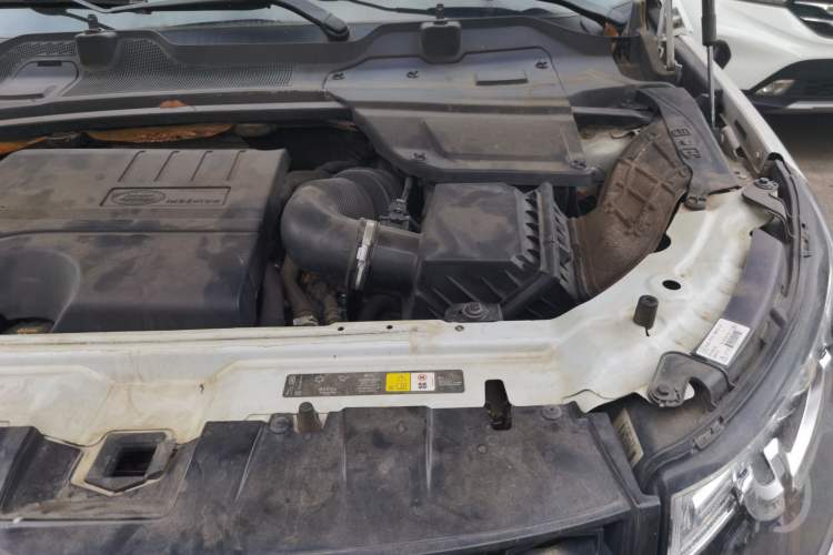 Used Land Rover Discovery Sport 2018 240 PS SE Version Engine Bay Left