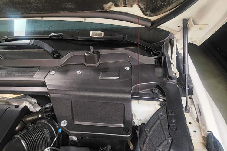 Used Land Rover Discovery Sport 2018 240 PS SE Version Engine Bay Left