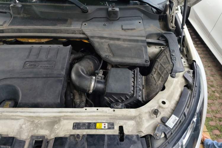 Used Land Rover Discovery Sport 2018 240 PS SE Version Engine Bay Left