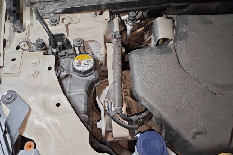 Used Land Rover Discovery Sport 2018 240 PS SE Version Engine Bay Right