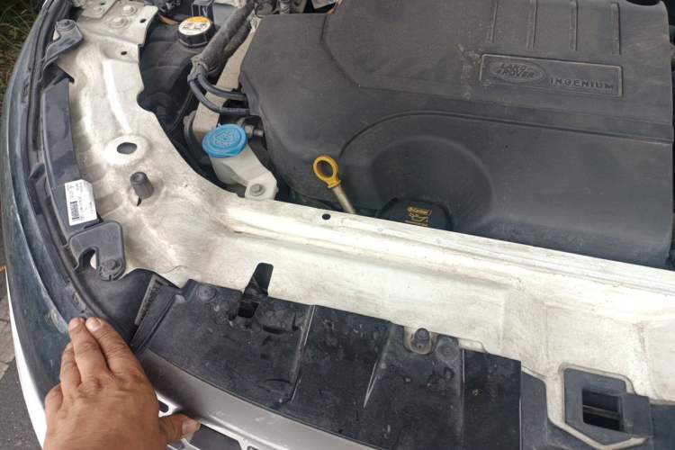 Used Land Rover Discovery Sport 2018 240 PS SE Version Engine Bay Right