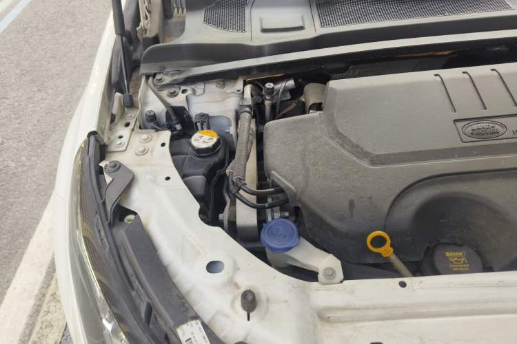 Used Land Rover Discovery Sport 2018 240 PS SE Version Engine Bay Right