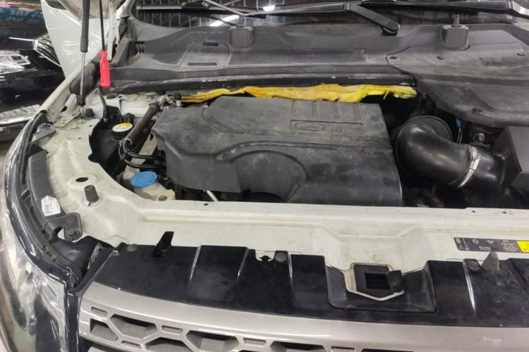 Used Land Rover Discovery Sport 2018 240 PS SE Version Engine Bay Right