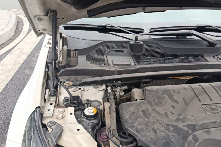 Used Land Rover Discovery Sport 2018 240 PS HSE Version Engine Bay Right