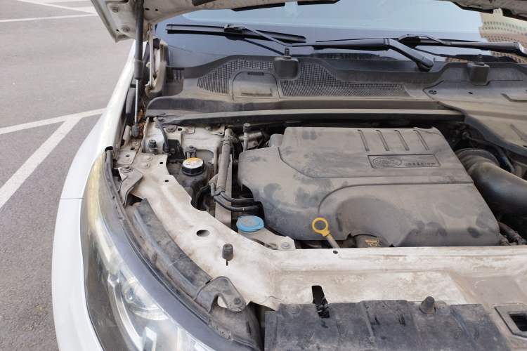 Used Land Rover Discovery Sport 2018 240 PS HSE Version Engine Bay Right