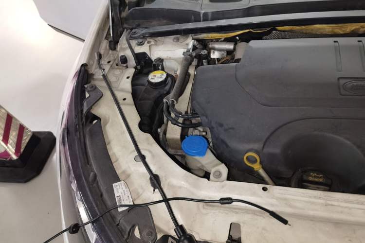 Used Land Rover Discovery Sport 2018 240 PS PURE Edition Engine Bay Right