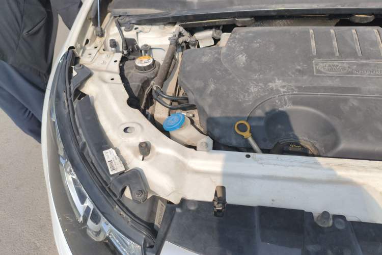 Used Land Rover Discovery Sport 2018 240 PS HSE Version Engine Bay Right