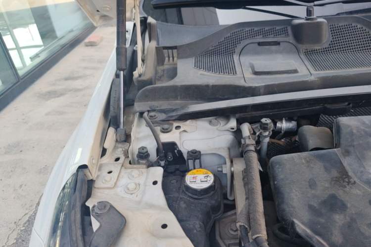 Used Land Rover Discovery Sport 2018 240 PS SE Version Engine Bay Right