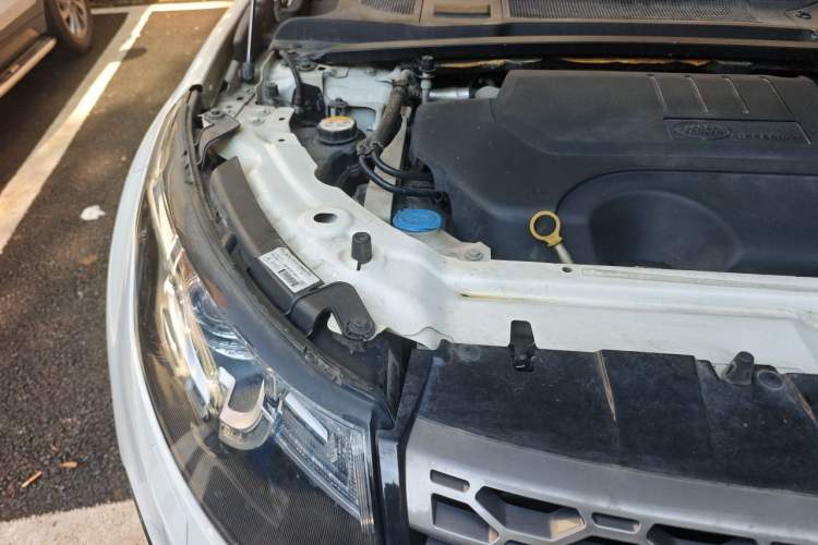 Used Land Rover Discovery Sport 2018 240 PS SE Version Engine Bay Right