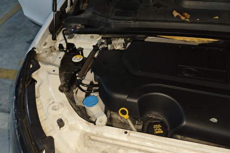 Used Land Rover Discovery Sport 2018 240 PS SE Version Engine Bay Right
