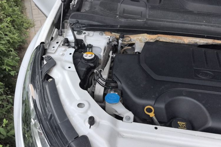 Used Land Rover Discovery Sport 2018 240 PS SE Version Engine Bay Right