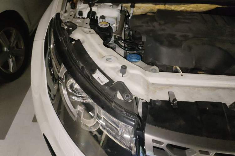 Used Land Rover Discovery Sport 2018 240 PS SE Version Engine Bay Right
