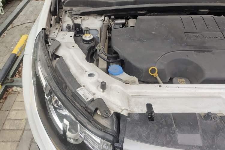 Used Land Rover Discovery Sport 2018 240 PS SE Version Engine Bay Right