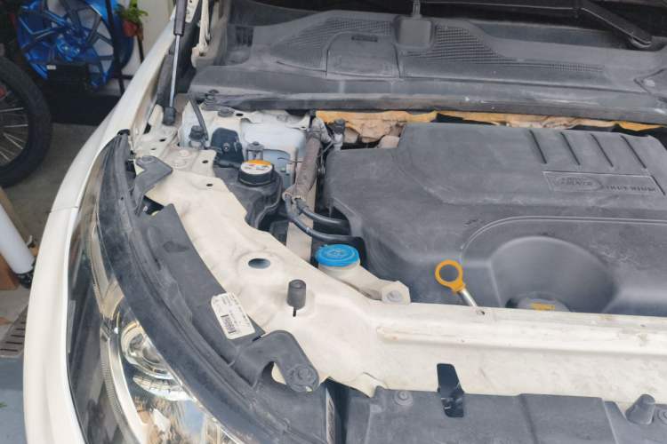 Used Land Rover Discovery Sport 2018 240 PS HSE Version Engine Bay Right