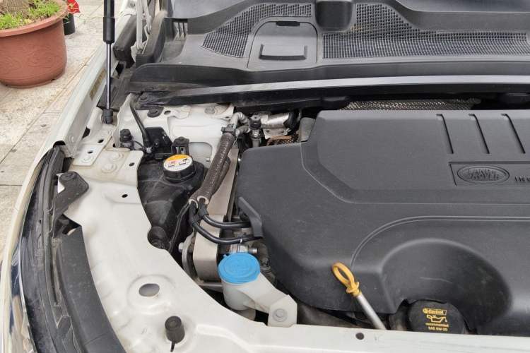 Used Land Rover Discovery Sport 2018 240 PS SE Version Engine Bay Right