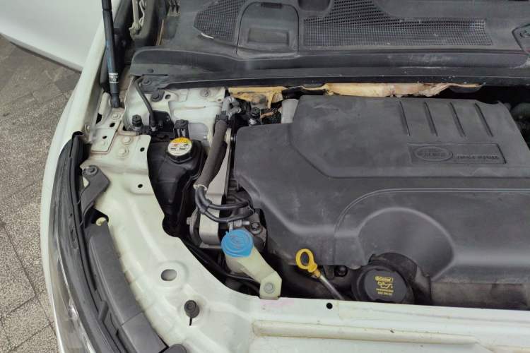 Used Land Rover Discovery Sport 2018 240 PS SE Version Engine Bay Right