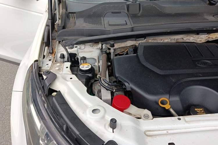 Used Land Rover Discovery Sport 2018 240 PS SE Version Engine Bay Right