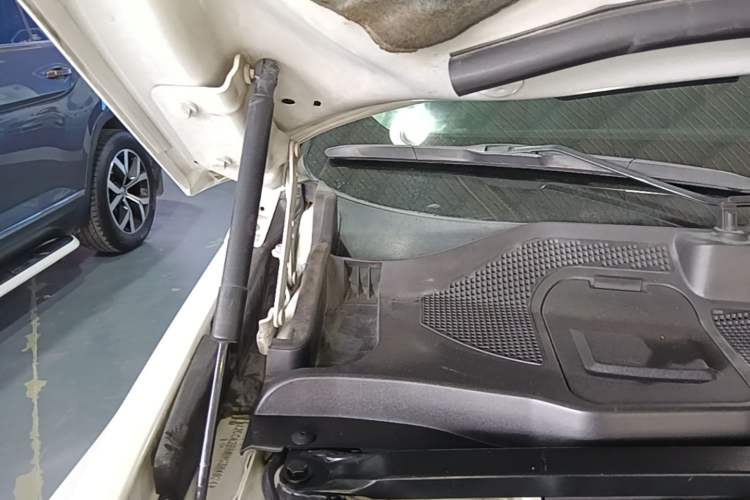 Used Land Rover Discovery Sport 2018 240 PS SE Version Engine Bay Right