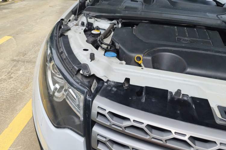 Used Land Rover Discovery Sport 2018 240 PS SE Version Engine Bay Right