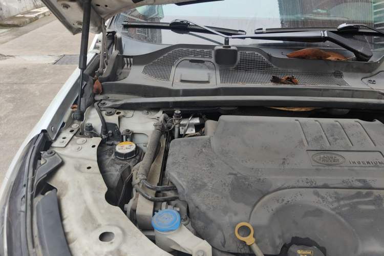 Used Land Rover Discovery Sport 2018 240 PS SE Version Engine Bay Right