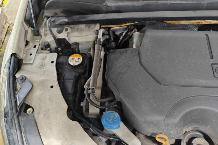 Used Land Rover Discovery Sport 2018 240 PS SE Version Engine Bay Right