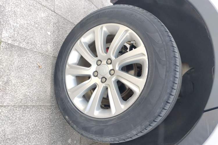 Used Land Rover Discovery Sport 2018 240 PS SE Version Exterior 4