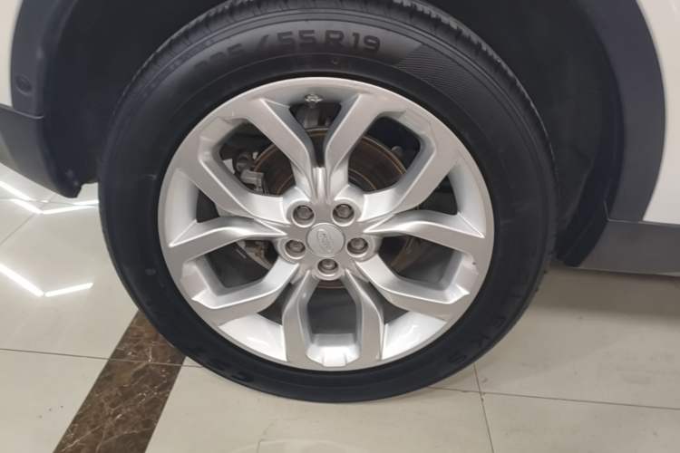Used Land Rover Discovery Sport 2018 240 PS HSE Version Exterior 5