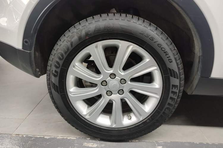 Used Land Rover Discovery Sport 2018 240 PS SE Version Exterior 5