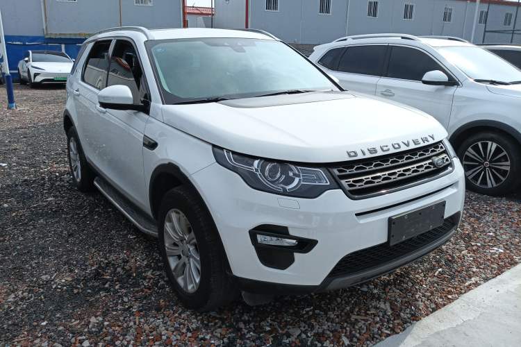 Used Land Rover Discovery Sport 2018 240 PS SE Version Front Right 45 Deg