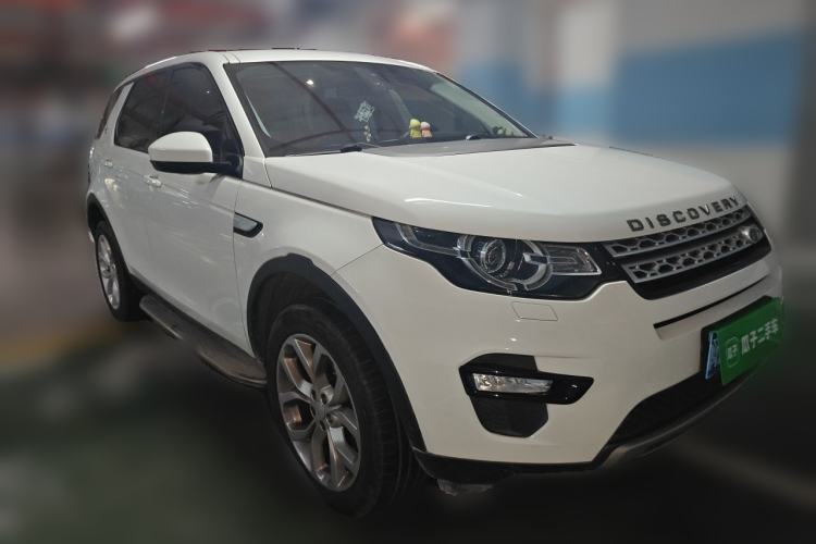 Used Land Rover Discovery Sport 2018 240 PS HSE Version Front Right 45 Deg