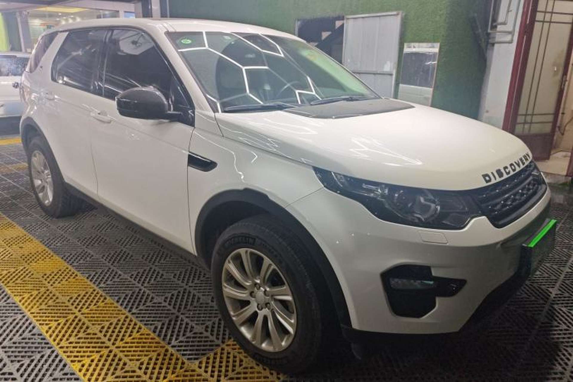 Used Land Rover Discovery Sport 2018 240 PS SE Version Front Right 45 Deg
