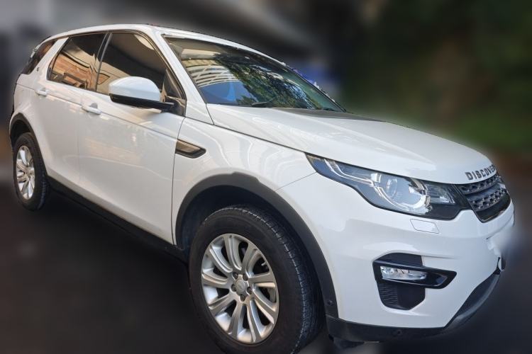 Used Land Rover Discovery Sport 2018 240 PS SE Version Front Right 45 Deg